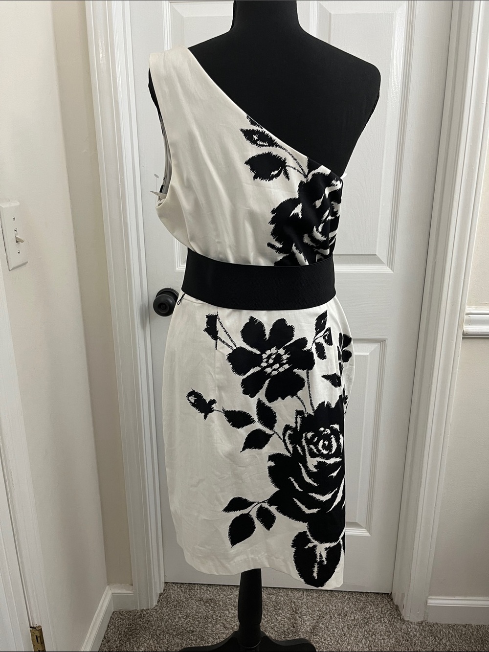 B. Smart One-Shoulder Black & White Floral Dress with Wide Belt - Picture 4 of 7